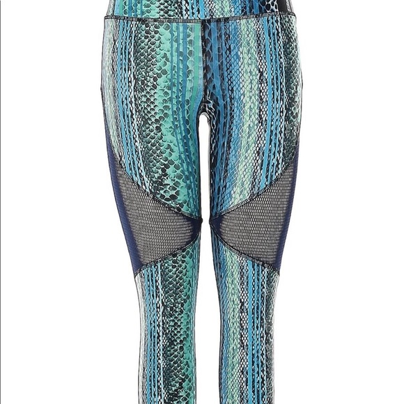 ⭐️HOST PICK⭐️ X BY GOTTEX
Mesh Insert Capri Sport Leggings - Picture 5 of 8